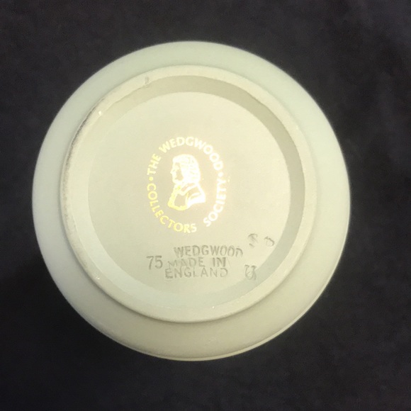 Wedgwood Collectors Society Jasperware Bud Vase Sage Green/White Relief Figures - Picture 6 of 7